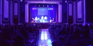 A sala llena, el legendario Cine Teatro Iris volvió a tomar vida