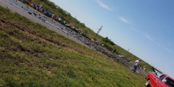 Un camión volcó su carga de cerveza en autopista: corte de calzada y desvío