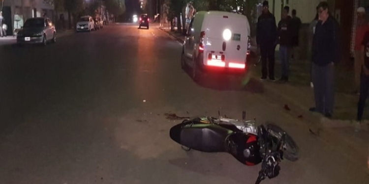 Un joven sufrió traumatismo de cráneo al colisionar con su moto en Barrancas