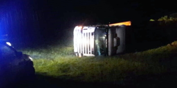Un camión que viajaba sobre autopista volcó en medio del temporal