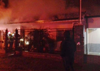 Una familia logró salir a tiempo en medio del incendio de su vivienda