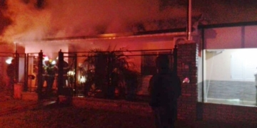 Una familia logró salir a tiempo en medio del incendio de su vivienda