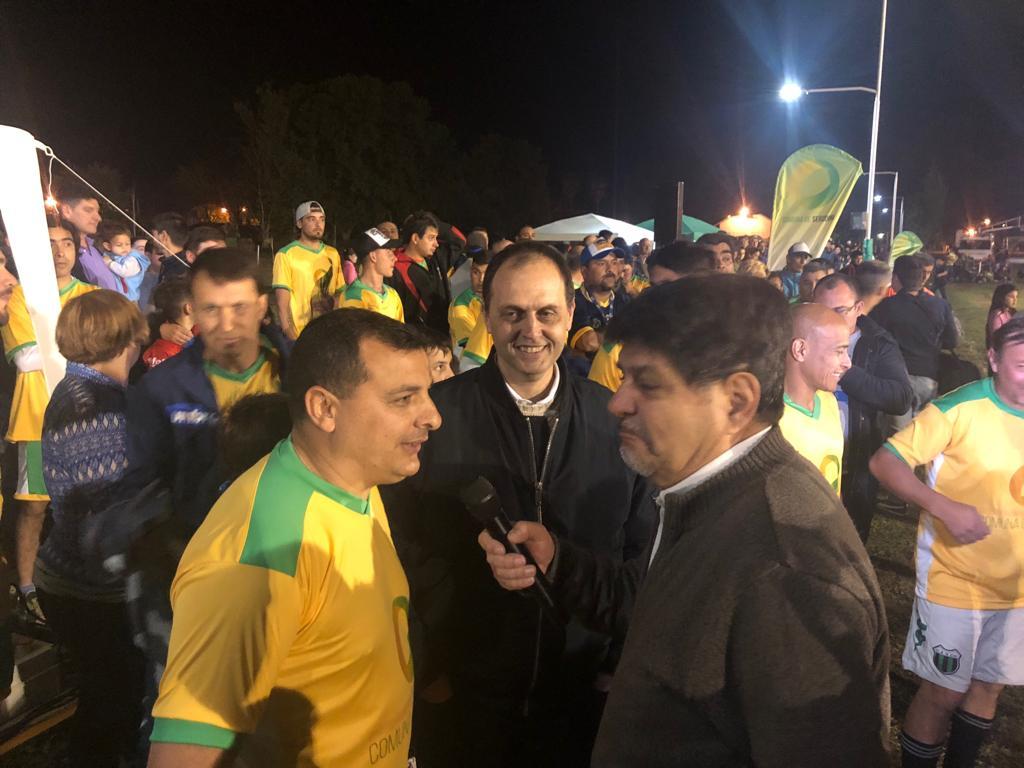 Histórico: Serodino unió a Boca y Belgrano e inauguraron iluminación en nueva cancha