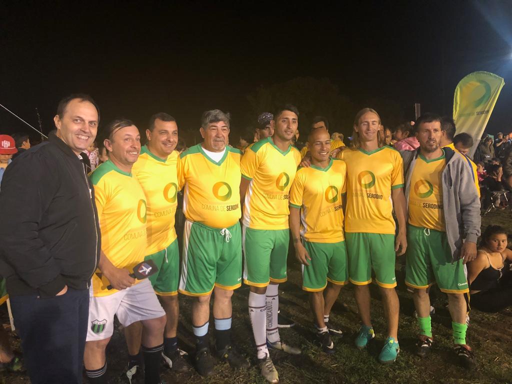 Histórico: Serodino unió a Boca y Belgrano e inauguraron iluminación en nueva cancha