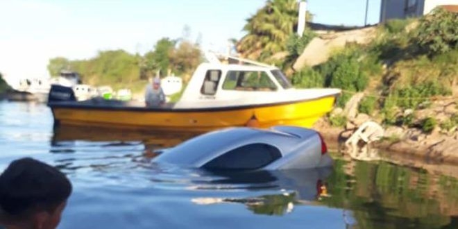 Un auto cayó al arroyo San Lorenzo y pasó a centímetros de un pescador