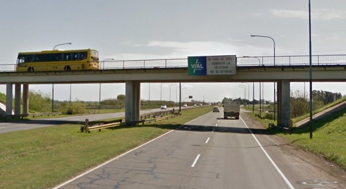 Dos mujeres y dos niños fueron hallados durmiendo bajo un puente en autopista