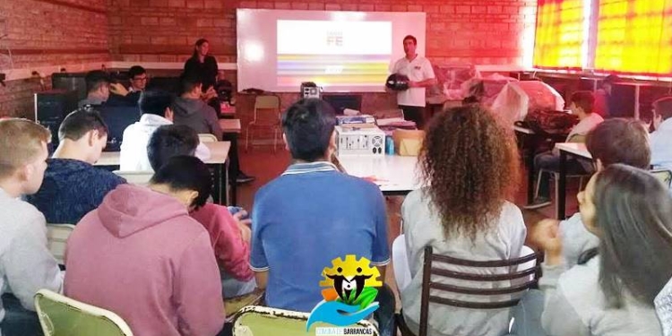 Barrancas: realizaron charlas de seguridad vial y entrega de cascos a alumnos de secundaria