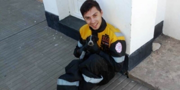 Bomberos rescataron a un perrito mientras apagaban un incendio y le consiguieron una familia