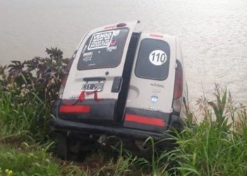 Robaron una camioneta y apareció colgando de una barranca