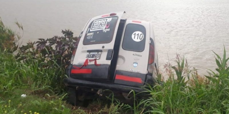 Robaron una camioneta y apareció colgando de una barranca