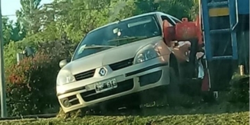 Se le quedó el auto en las vías y murió arrollado por un tren