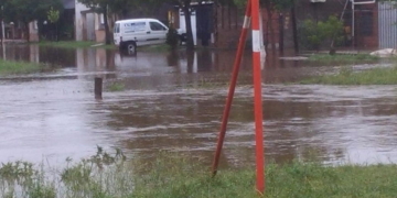 Desbordó el canal y Maciel quedó bajo agua: hay evacuados