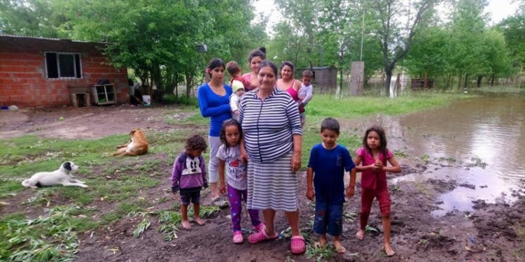 Piden refugio para vecinos del barrio Balneario en Oliveros tras la crecida del río