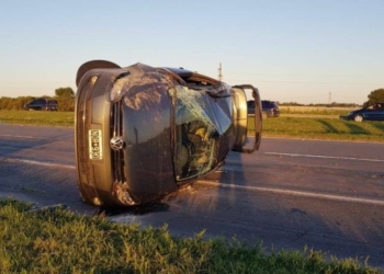 Barrancas: dos mujeres se salvaron tras volcar el auto en el que viajaban