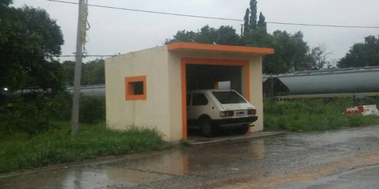 Insólito: resguardó su auto de la lluvia en una parada de colectivo en La Ribera