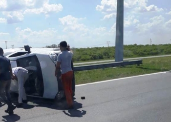 Barrancas: una mujer salió ilesa de milagro tras un impactante vuelco