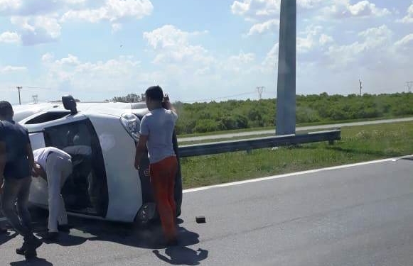 Barrancas: una mujer salió ilesa de milagro tras un impactante vuelco