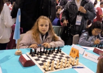 Lucia Izaguirre debutó con triunfo en el mundial de ajedrez