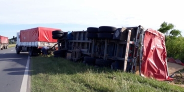 Un camión volcó su carga y complicó el tránsito en Ruta 11