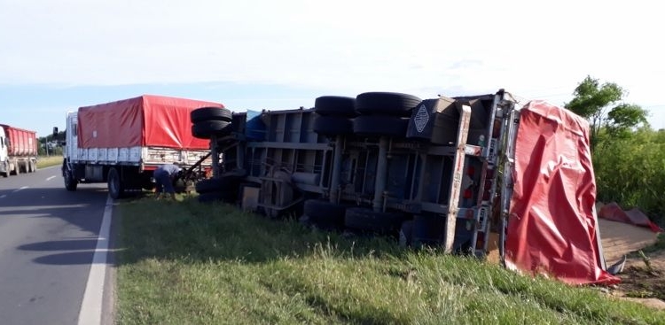 Un camión volcó su carga y complicó el tránsito en Ruta 11