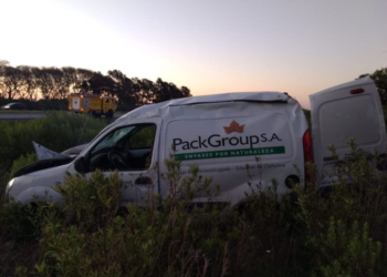 Un herido al cruzar de carril en autopista y volcar, entre Maciel y Monje