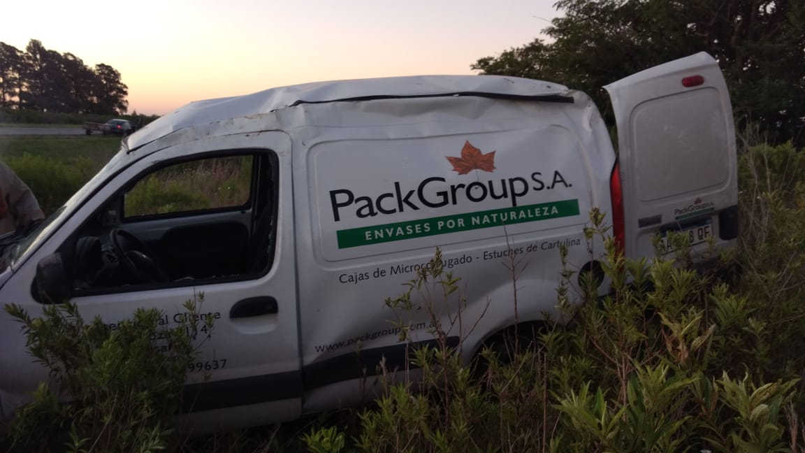 Un herido al cruzar de carril en autopista y volcar, entre Maciel y Monje