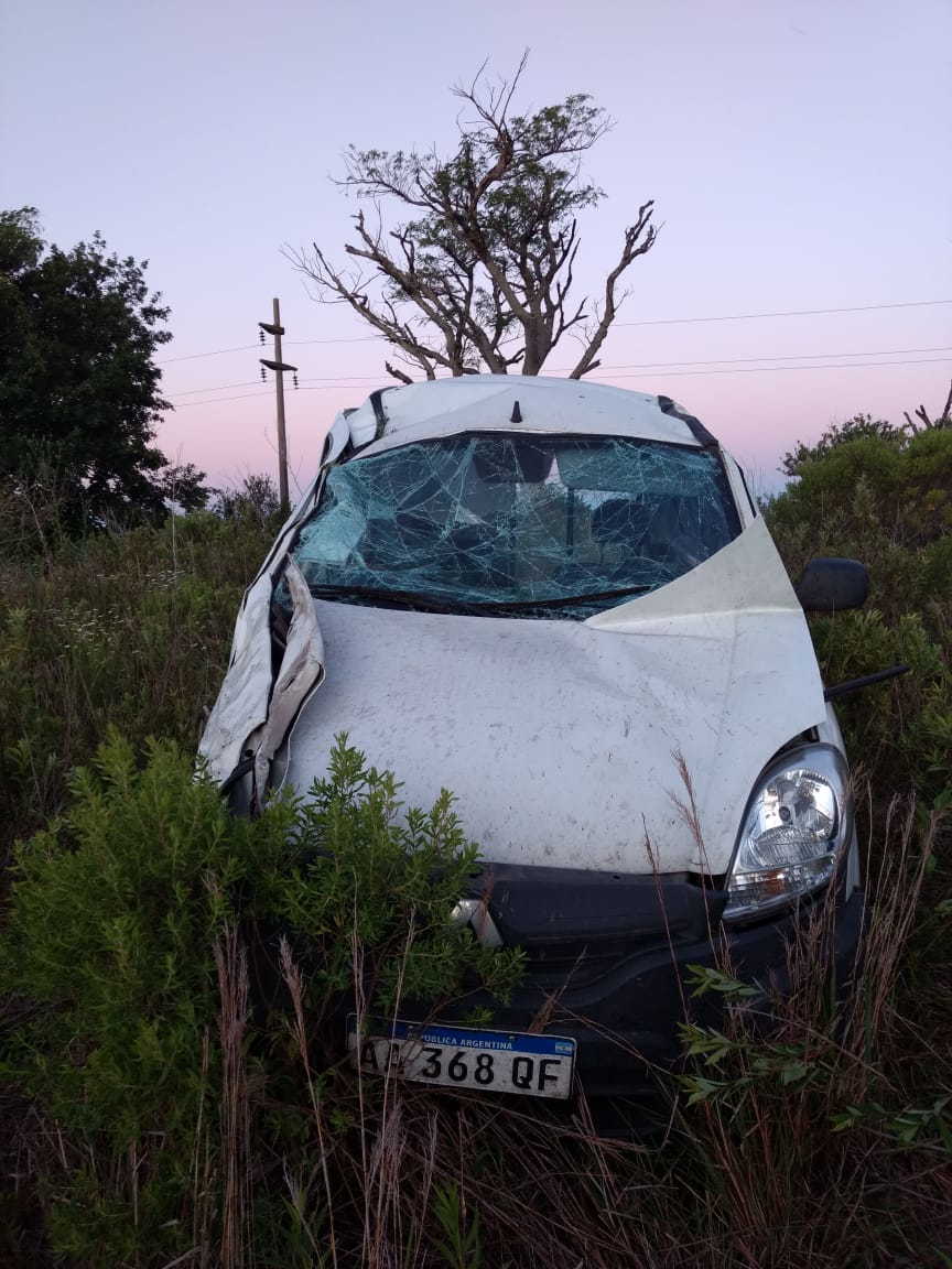 Un herido al cruzar de carril en autopista y volcar, entre Maciel y Monje