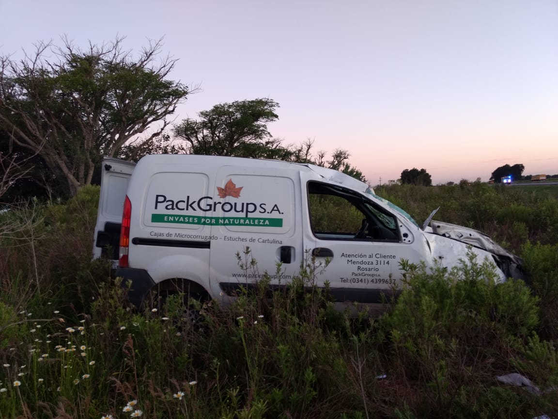 Un herido al cruzar de carril en autopista y volcar, entre Maciel y Monje