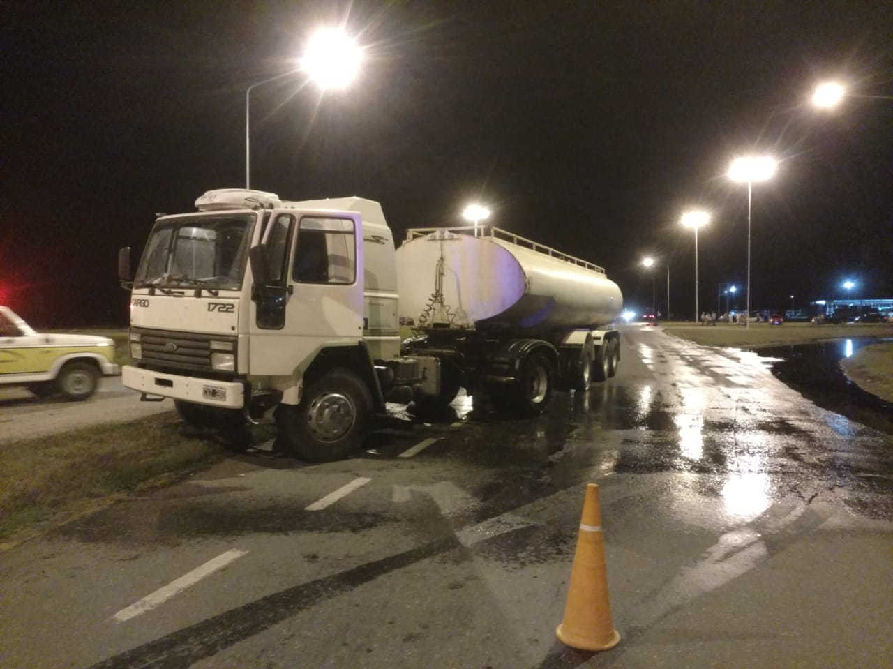 San Genaro: camioneta impactó contra un camión de combustibles