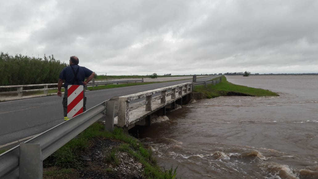 Cortaron la Ruta 34 por agua sobre la calzada