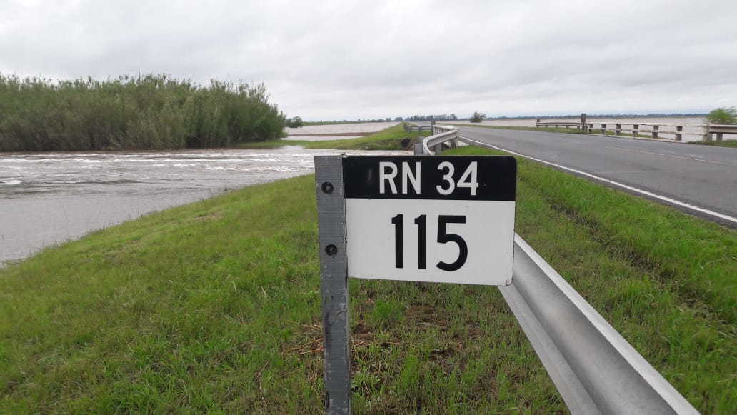 Cortaron la Ruta 34 por agua sobre la calzada