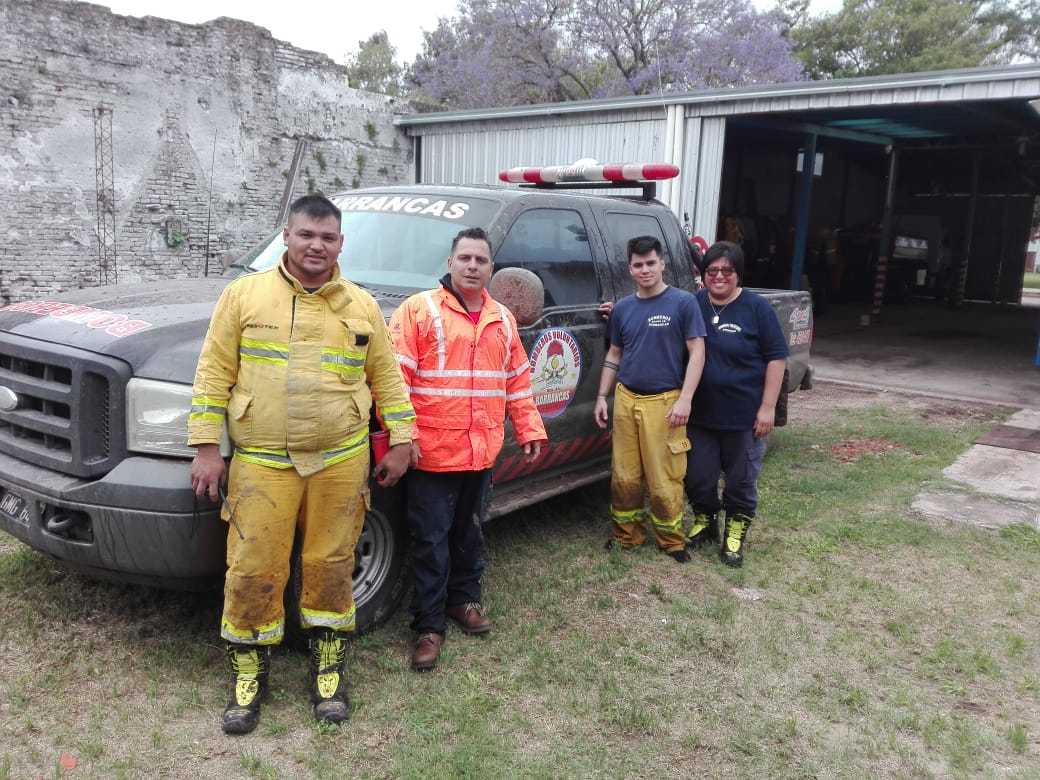 Bomberos rescataron a tres personas de un campo inundado