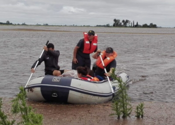 Bomberos rescataron a tres personas de un campo inundado