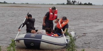 Bomberos rescataron a tres personas de un campo inundado