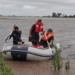 Bomberos rescataron a tres personas de un campo inundado