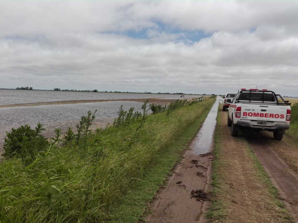 Bomberos rescataron a tres personas de un campo inundado