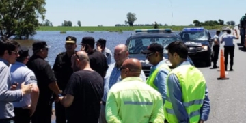 Cortaron totalmente una mano de la autopista por desborde del Arroyo Monje