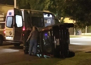 Persecución en Timbúes: conductor borracho escapó, volcó y quedó atrapado