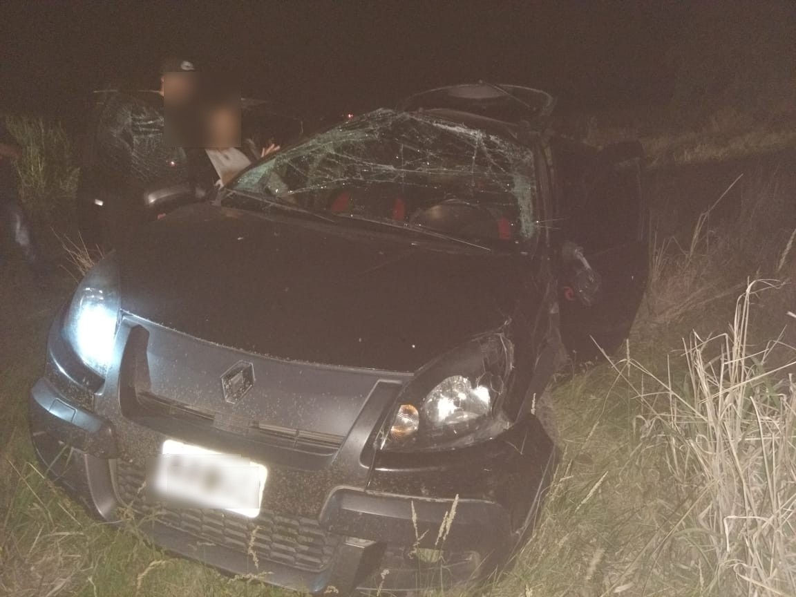 Un vehículo con cuatro ocupantes volcó sobre autopista entre Maciel y Monje