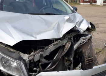 Triple choque entre un tren, una moto y un auto en el que viajaban dos niños