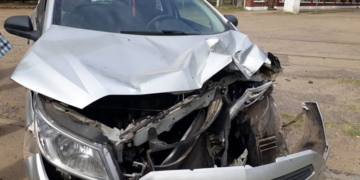 Triple choque entre un tren, una moto y un auto en el que viajaban dos niños