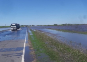 Desbordó el Arroyo Colastiné y cortaron la autopista en ambas manos