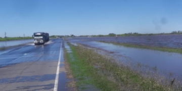 Desbordó el Arroyo Colastiné y cortaron la autopista en ambas manos