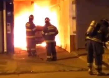 Dos vehículos terminaron envueltos en llamas dentro de una cochera