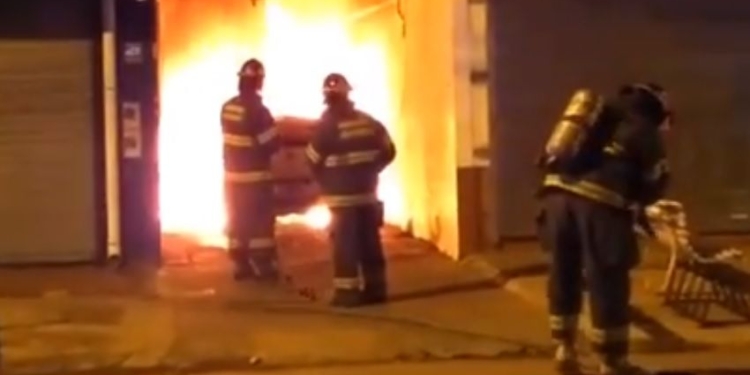 Dos vehículos terminaron envueltos en llamas dentro de una cochera