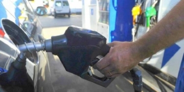 Baja el dólar, pero no los precios: la nafta sube un 7%