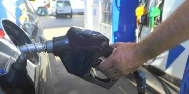 Baja el dólar, pero no los precios: la nafta sube un 7%