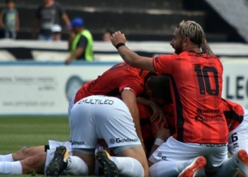 Festejo de gol para el oliverense Cucchi en el triunfo del lobo mendocino
