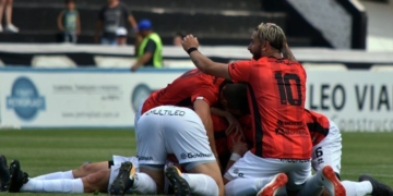 Festejo de gol para el oliverense Cucchi en el triunfo del lobo mendocino
