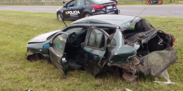Un joven de Barrancas despistó y chocó contra un poste de luz en autopista